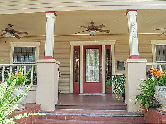 4th image of 226 10th Ave NE
