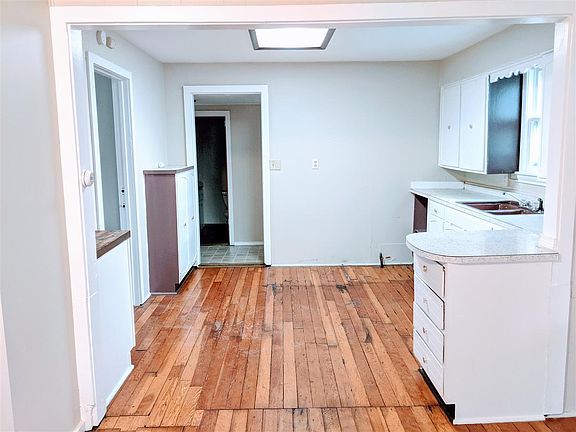 2nd image of 3509 Montrose Ave