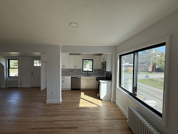 4th image of 10 Newton Ave