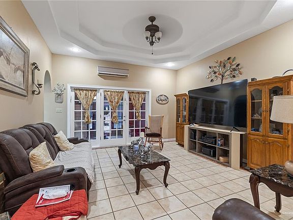 5th image of 912 Nogales St