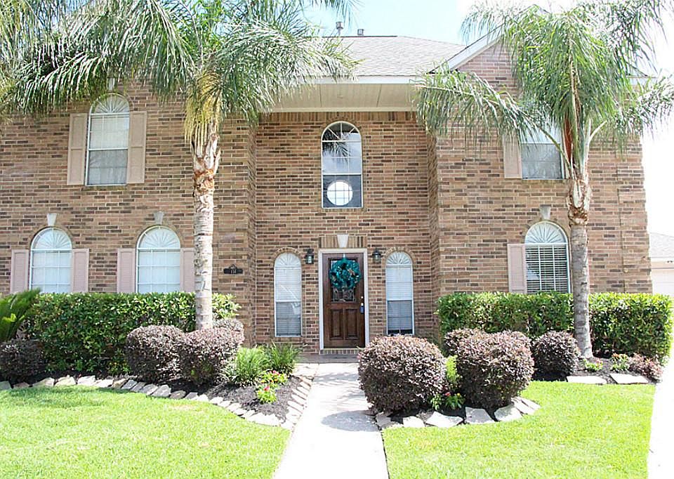 Gorgeous home nestled in Summer Winds featuring 4 bedroom,3 1/2 bath with detached garage and locate