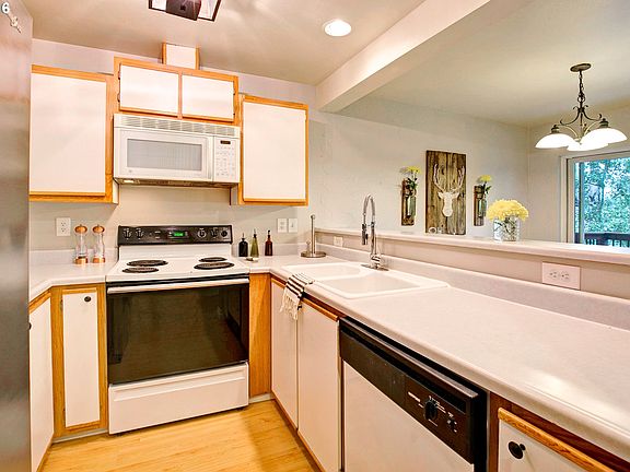 5th image of 7165 SW Sagert St Unit 104