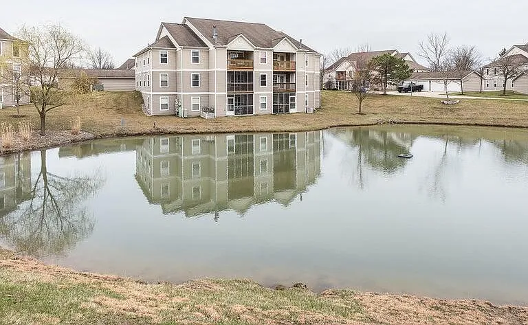 1550 Oakfield Dr — Photo 2