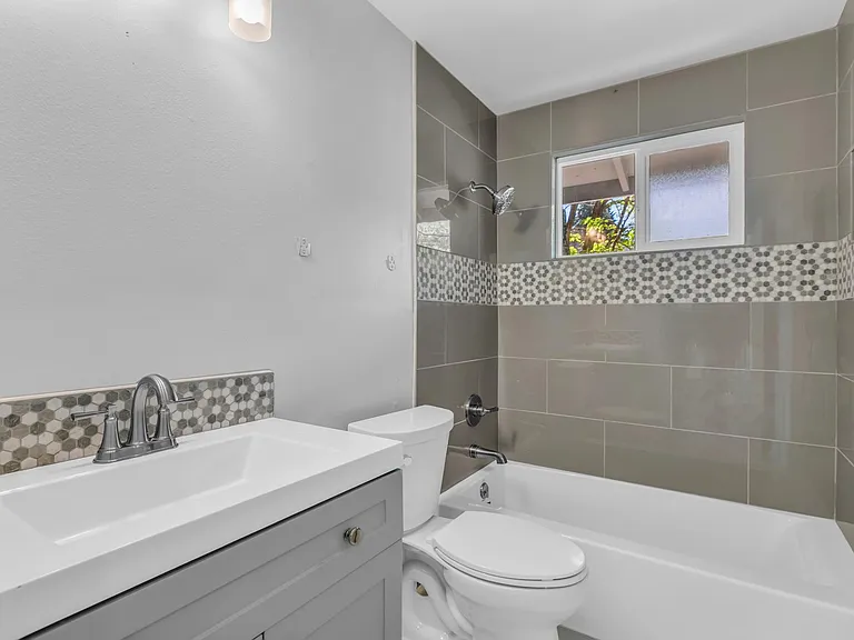 405 SW 116th Pl — Photo 10