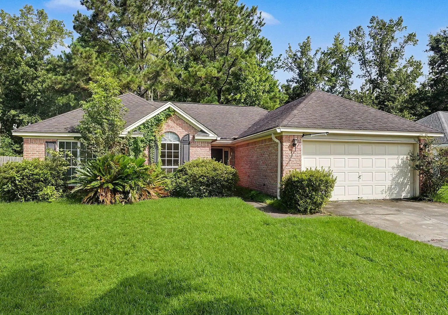 Updated 3 bedroom House in Georgetown — Photo 1