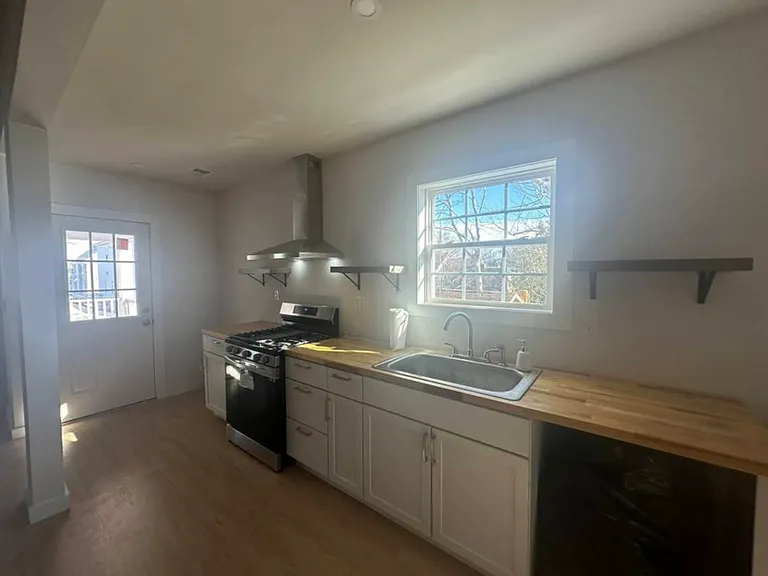 71 Hanover St #B — Photo 4