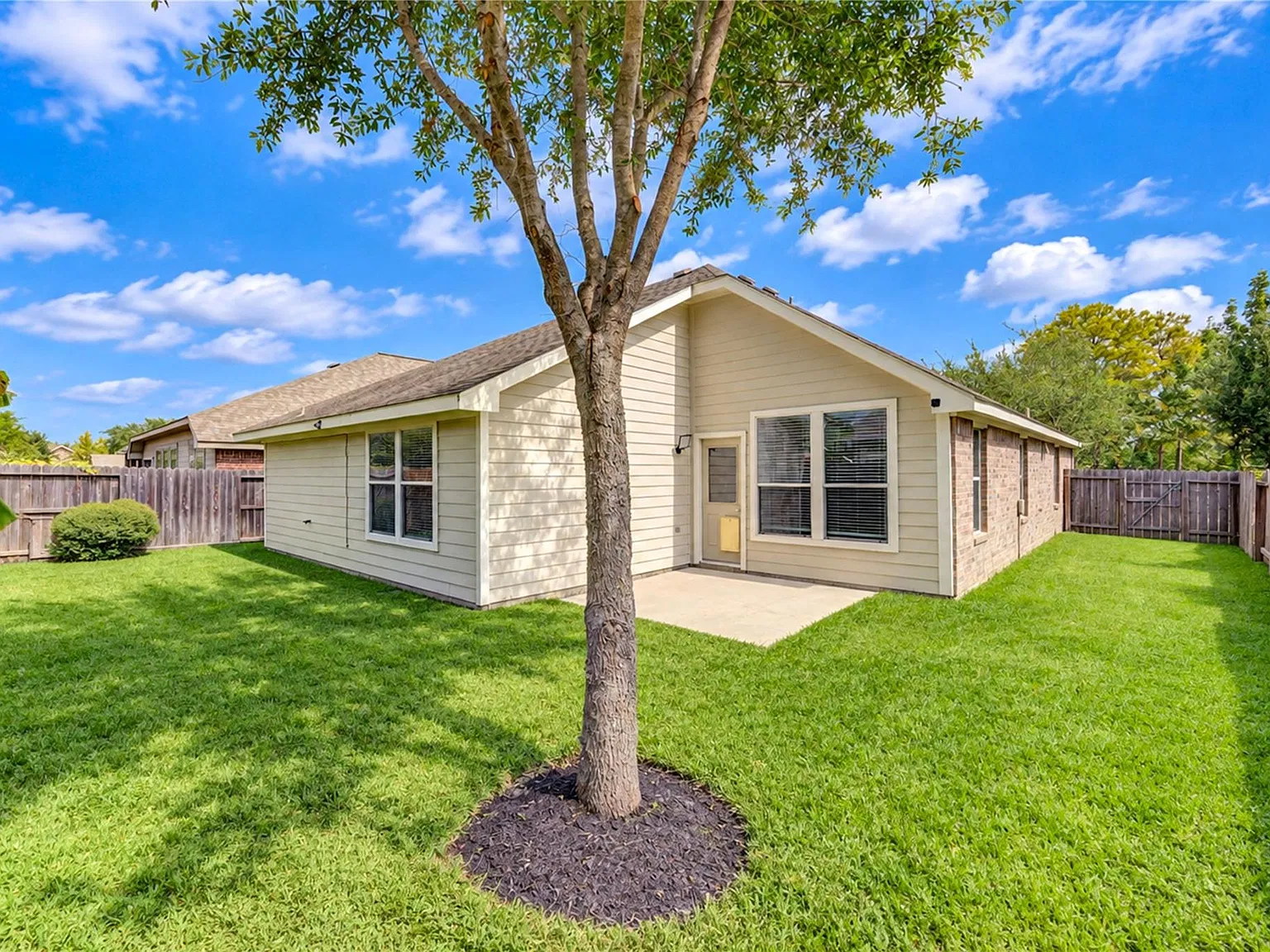 3 bed, 2.0 bath, 1986 sqft, $2,300 — Photo 3