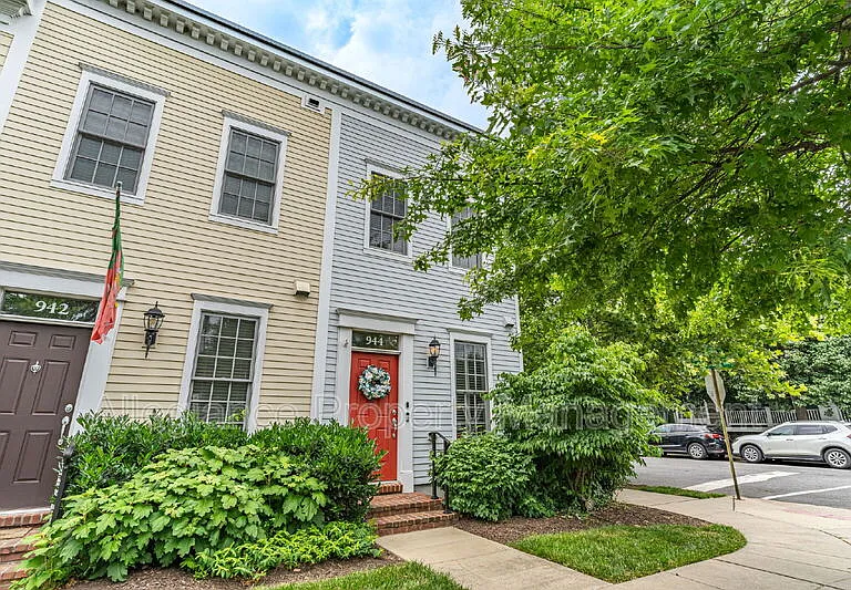 944 N Columbus St — Photo 2