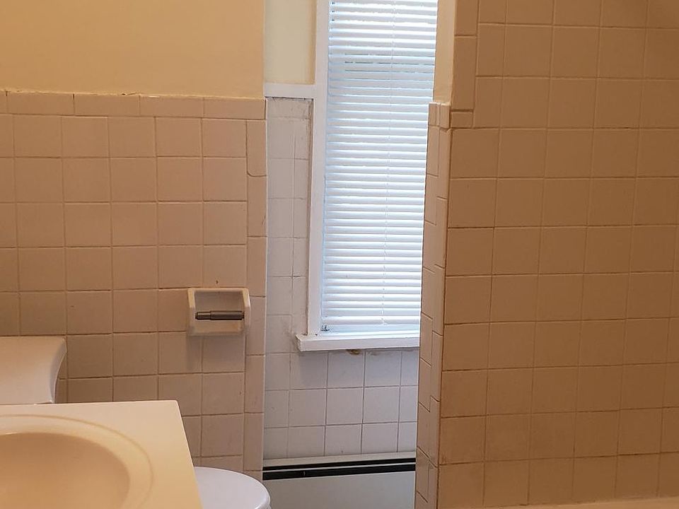 1st image of 124 Hillyer St APT 2