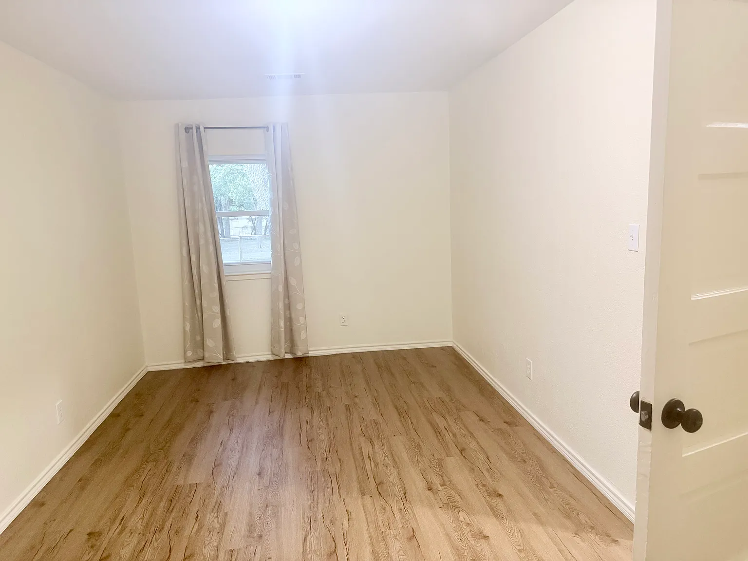 1 bed, 700 sqft, $1,700 — Photo 2
