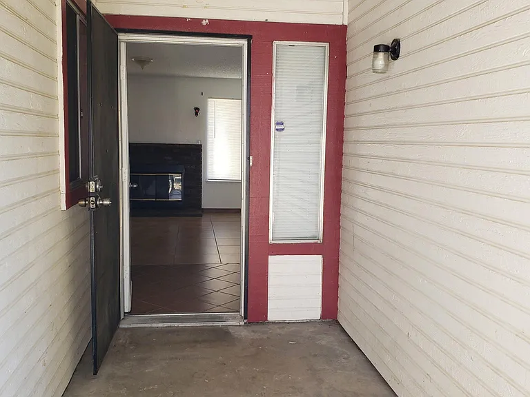N Saratoga Ave — Photo 12