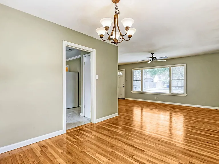 1402 Cullen Ave — Photo 9