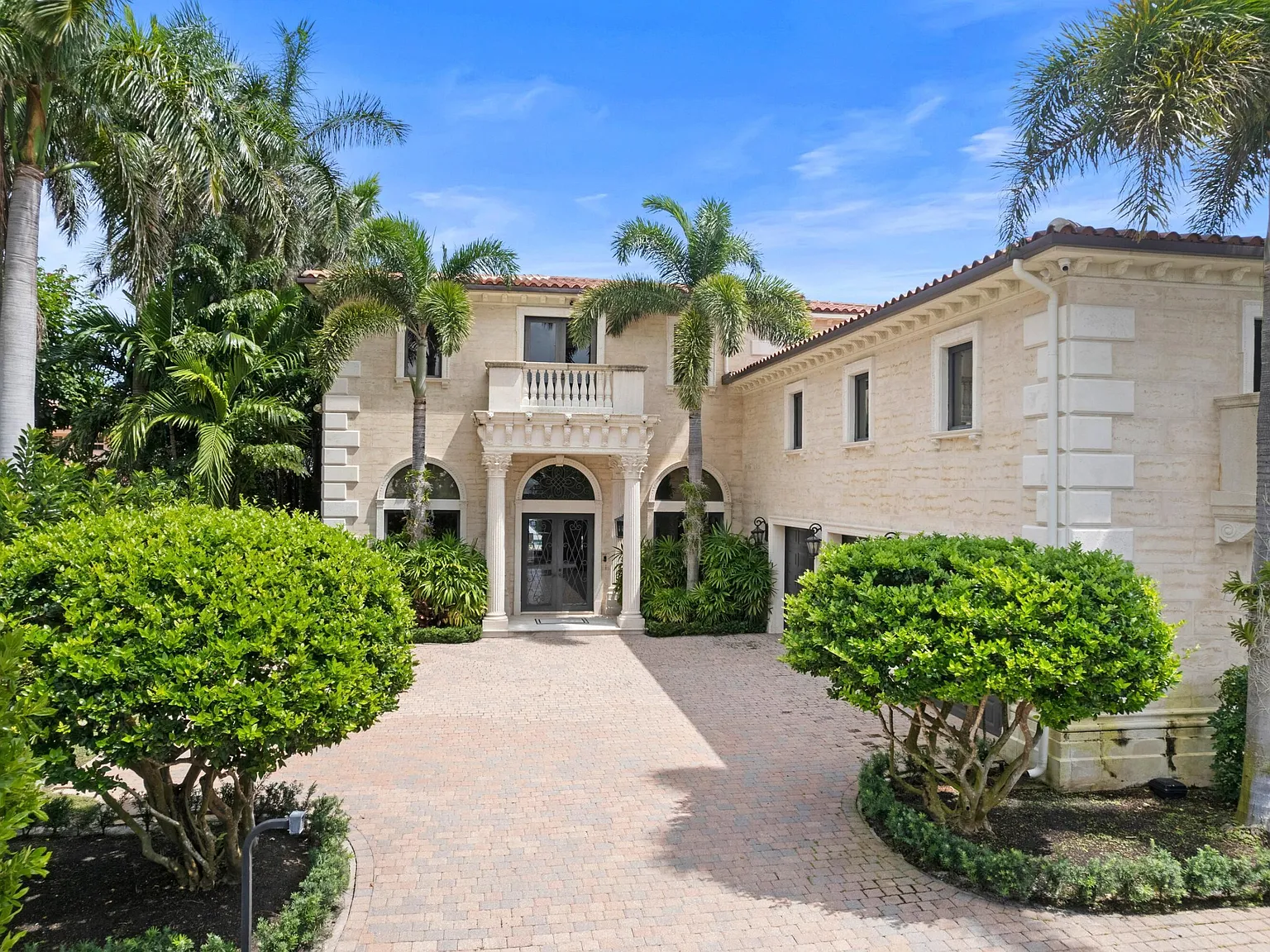 6 bed, 6.5 bath, 9904 sqft, $60,000 — Photo 2