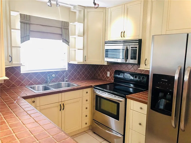 137 Farnham Cres #137-F — Photo 9