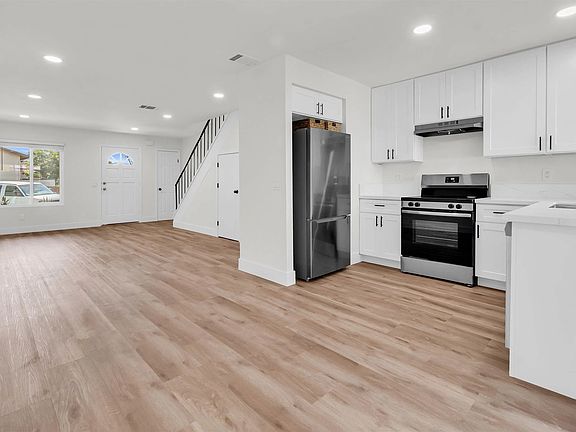 3rd image of 514 Debra Pl