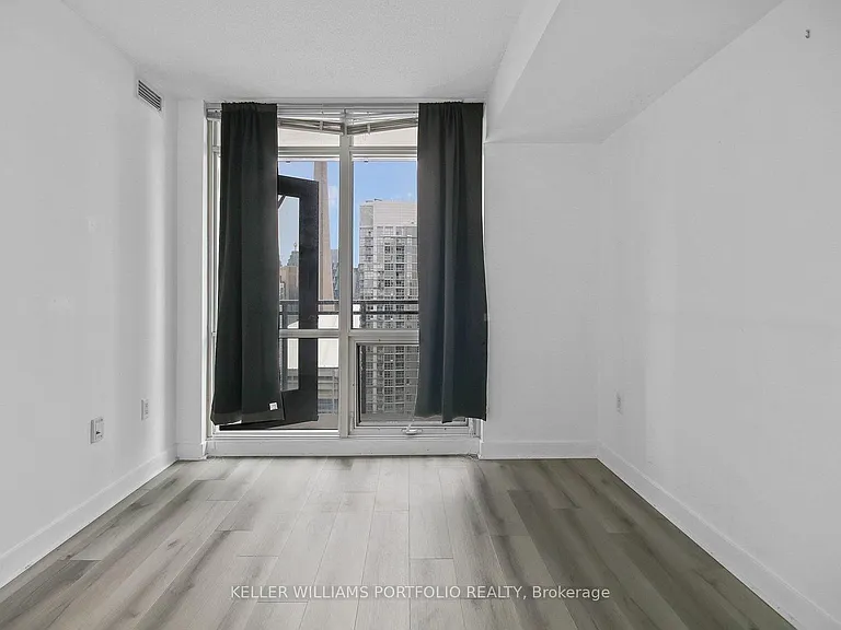 15 Fort York Blvd W #3907 — Photo 43