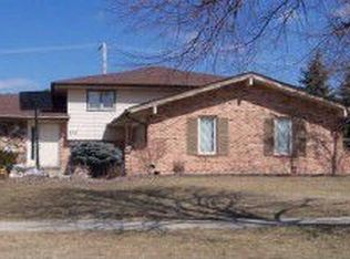 822 Comstock Ln, Darien, IL