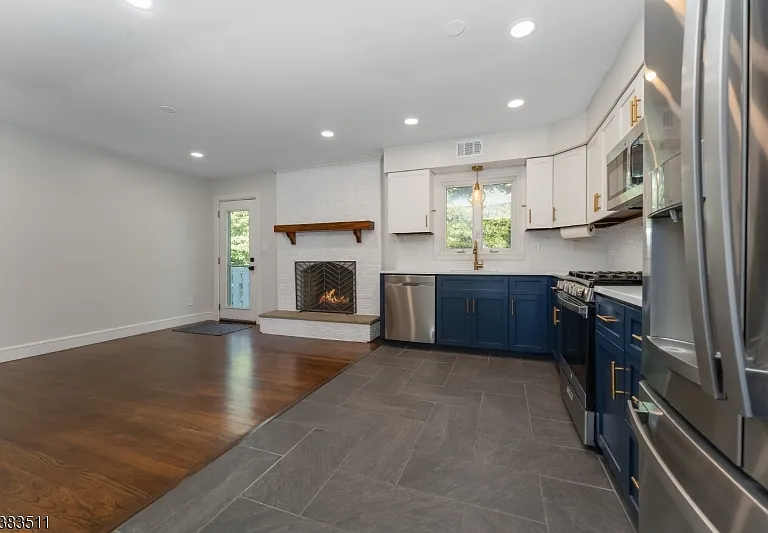 65 Hampshire Dr — Photo 9