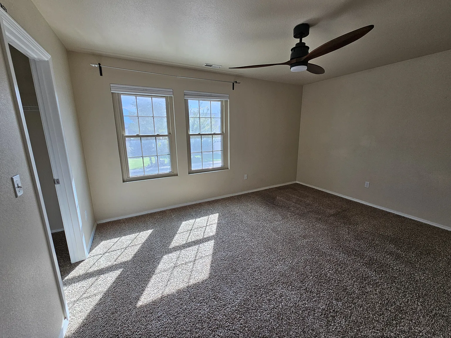 4 bed, 2.5 bath, 3497 sqft, $850 — Photo 2