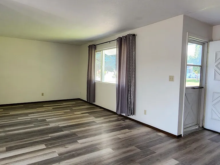 224 Glacier Dr — Photo 2