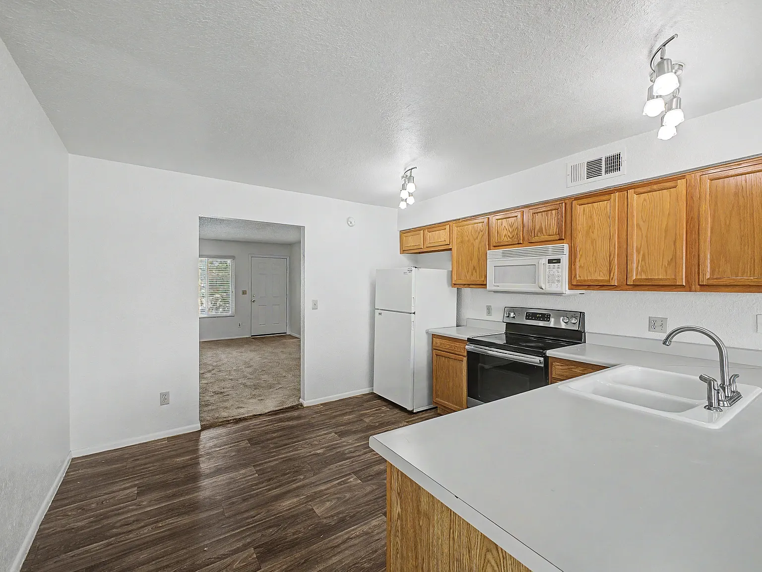 3 bed, 1416 sqft, $2,000 — Photo 3