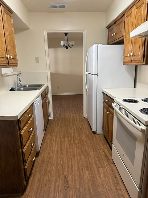 3 bed, 1300 sqft, $1,400 — Photo 2
