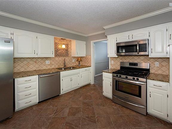 4th image of 3705 NE Chapel Dr