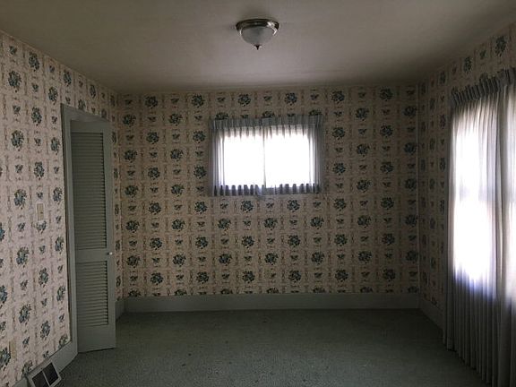 4th image of 104 E Walnut St