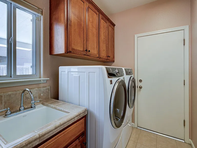 1927 N Karen Ave — Photo 18