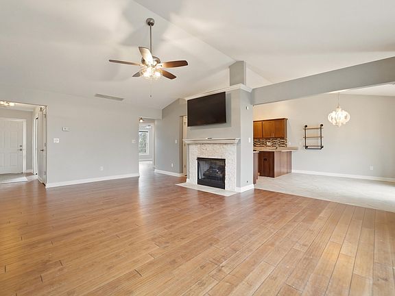 4th image of 862 Veterans Ln