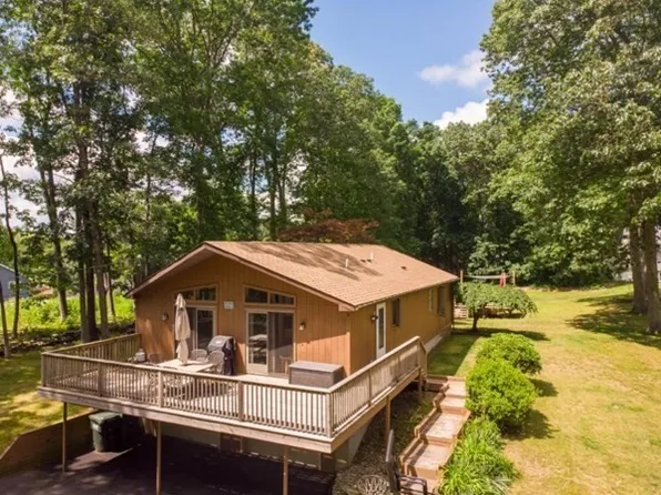 9 Corbin Rd, Dudley, MA 01571