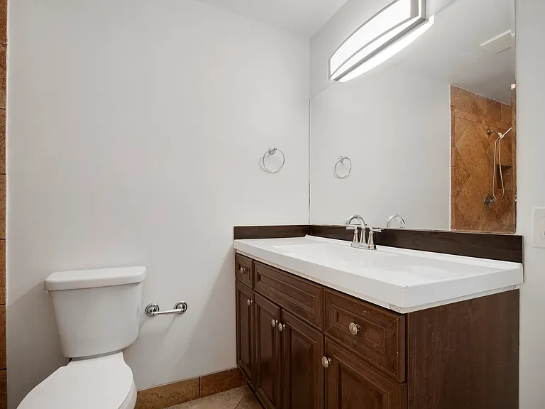 Full / Guest bathroom