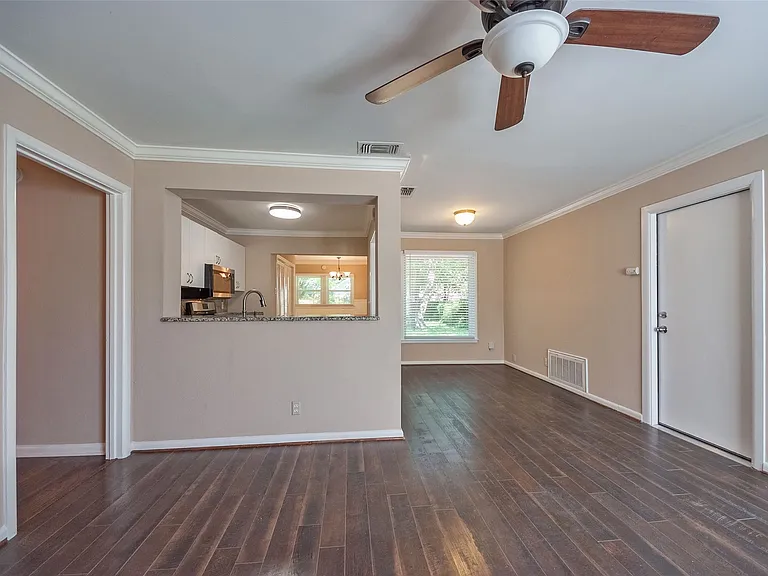 10619 Sylvia Dr — Photo 2