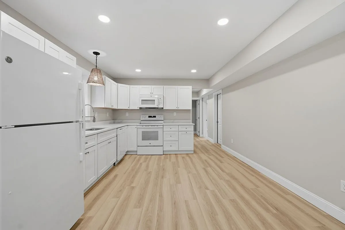 2 bed, 1.0 bath, 900 sqft, $2,100 — Photo 1