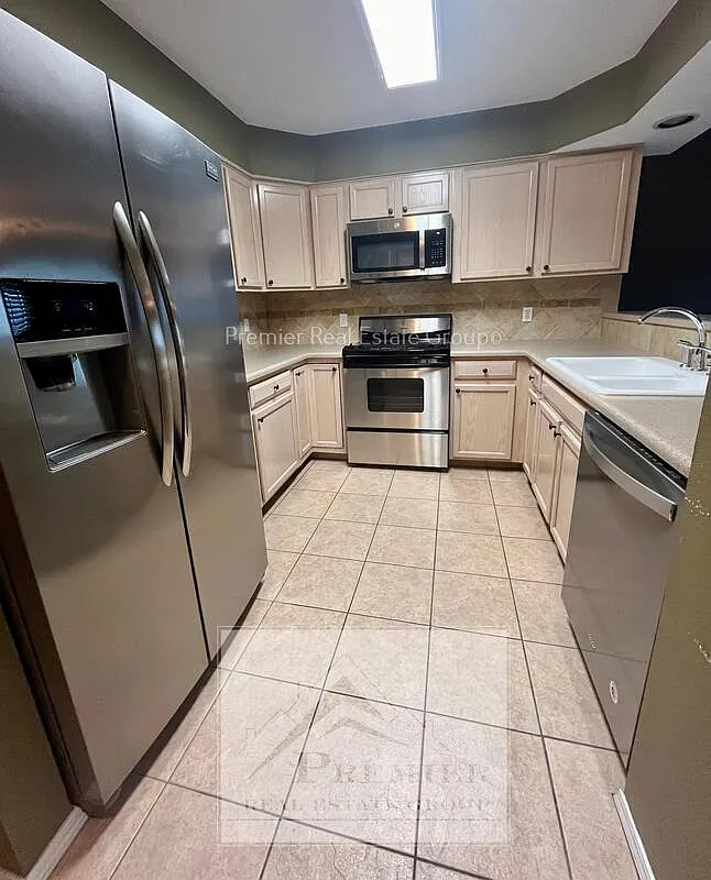 3 bed, 3.5 bath, 1930 sqft, $2,000 — Photo 4