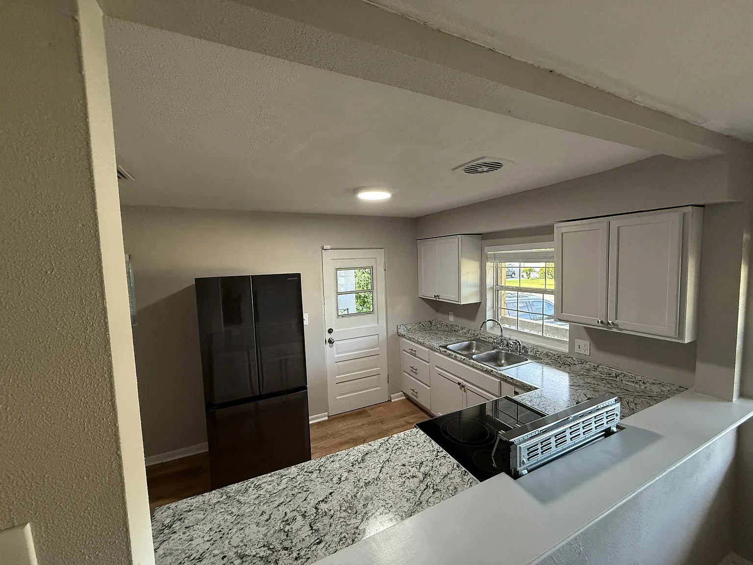 3 bed, 1219 sqft, $2,000 — Photo 4