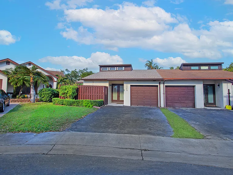 10048 SW 16th St — Photo 35