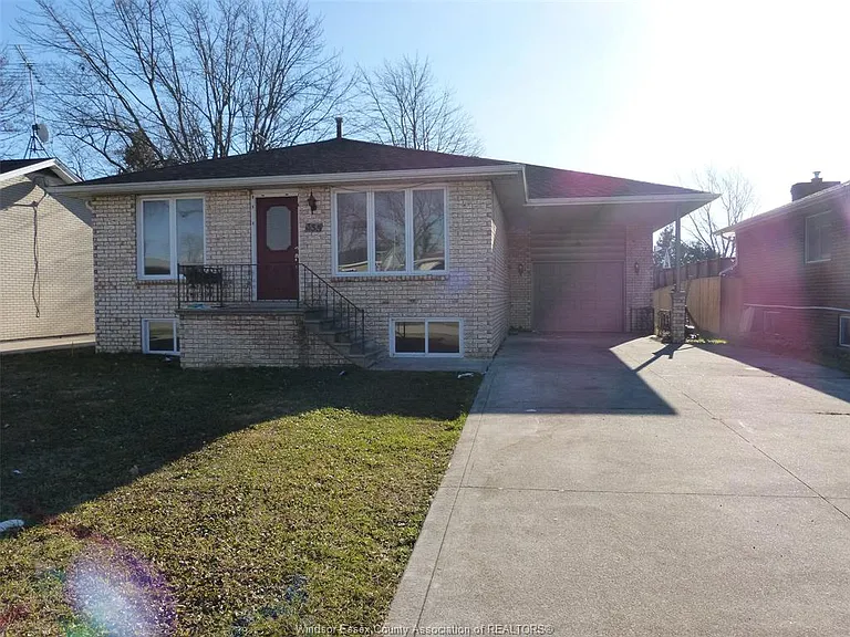 355 Munger St W — Photo 2
