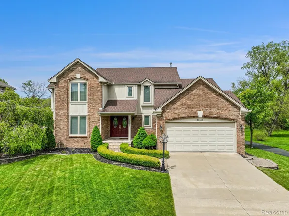 30100 Kingsway Dr, Farmington Hills, MI 48331