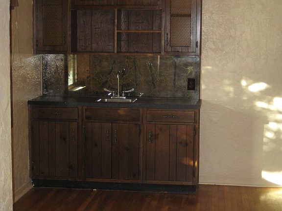 Dining room w/ wet bar