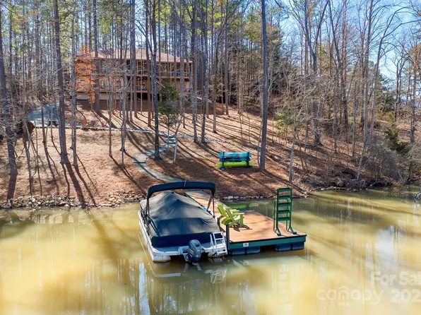 940 Hawk Ridge Dr, Mill Spring, NC 28756