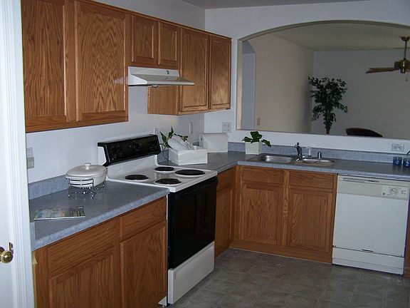 Open Kitchen w/breakfast room