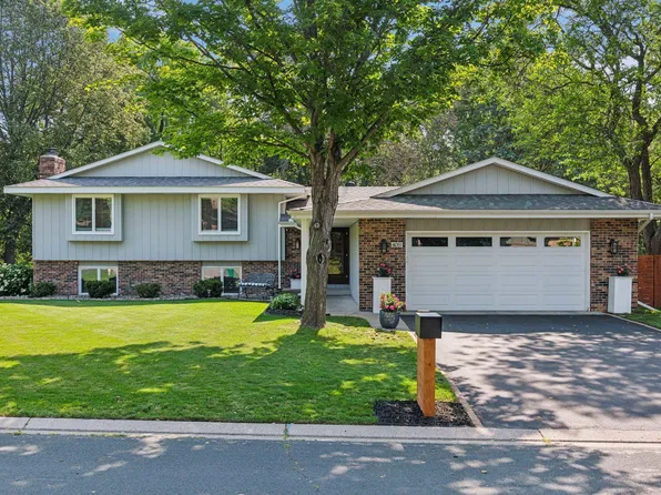 8051 Tierneys Woods Curv, Bloomington, MN 55438