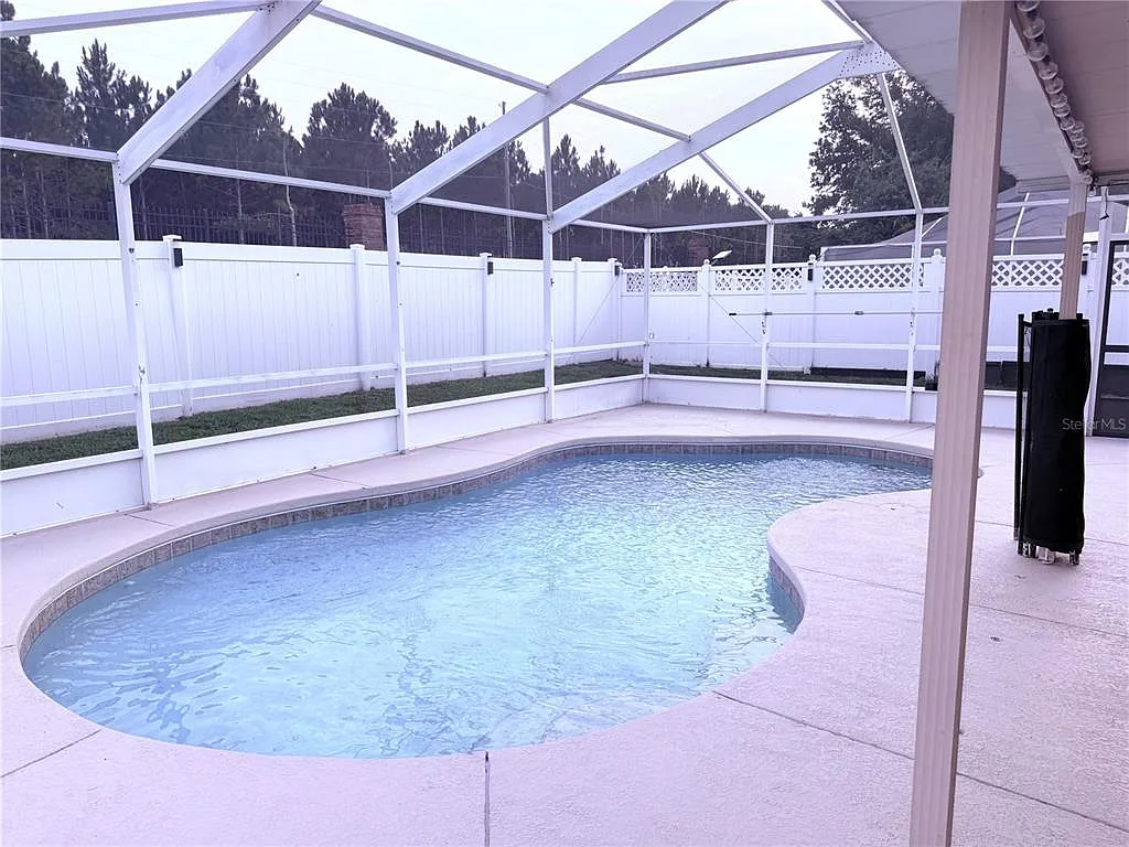 4 bed, 2.0 bath, 1902 sqft, $2,200 — Photo 2