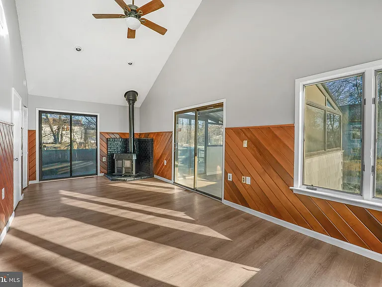 101 Railroad Blvd — Photo 4