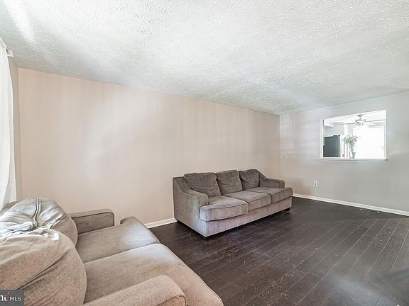 4th image of 1102 Oakwood Ln