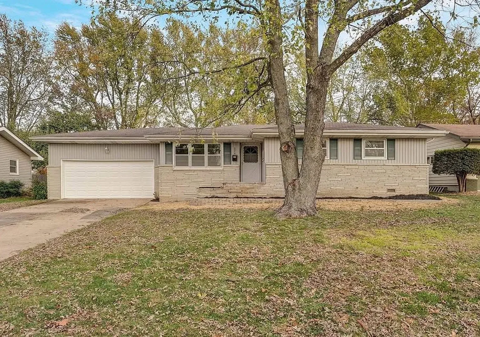 3 bed, 1.5 bath, 2 car garage, allows pets — Photo 1