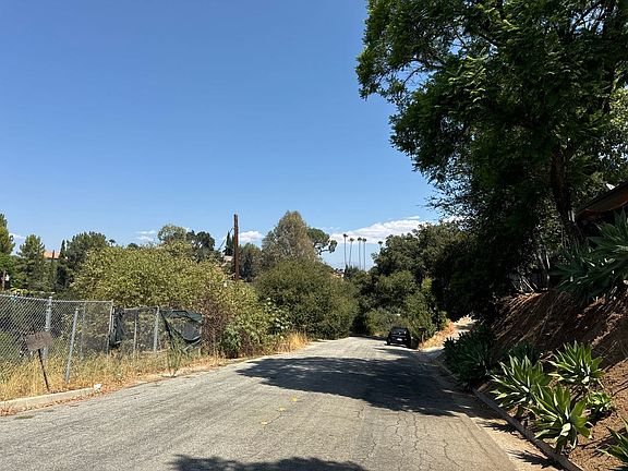 4th image of 950 Hillcrest Dr