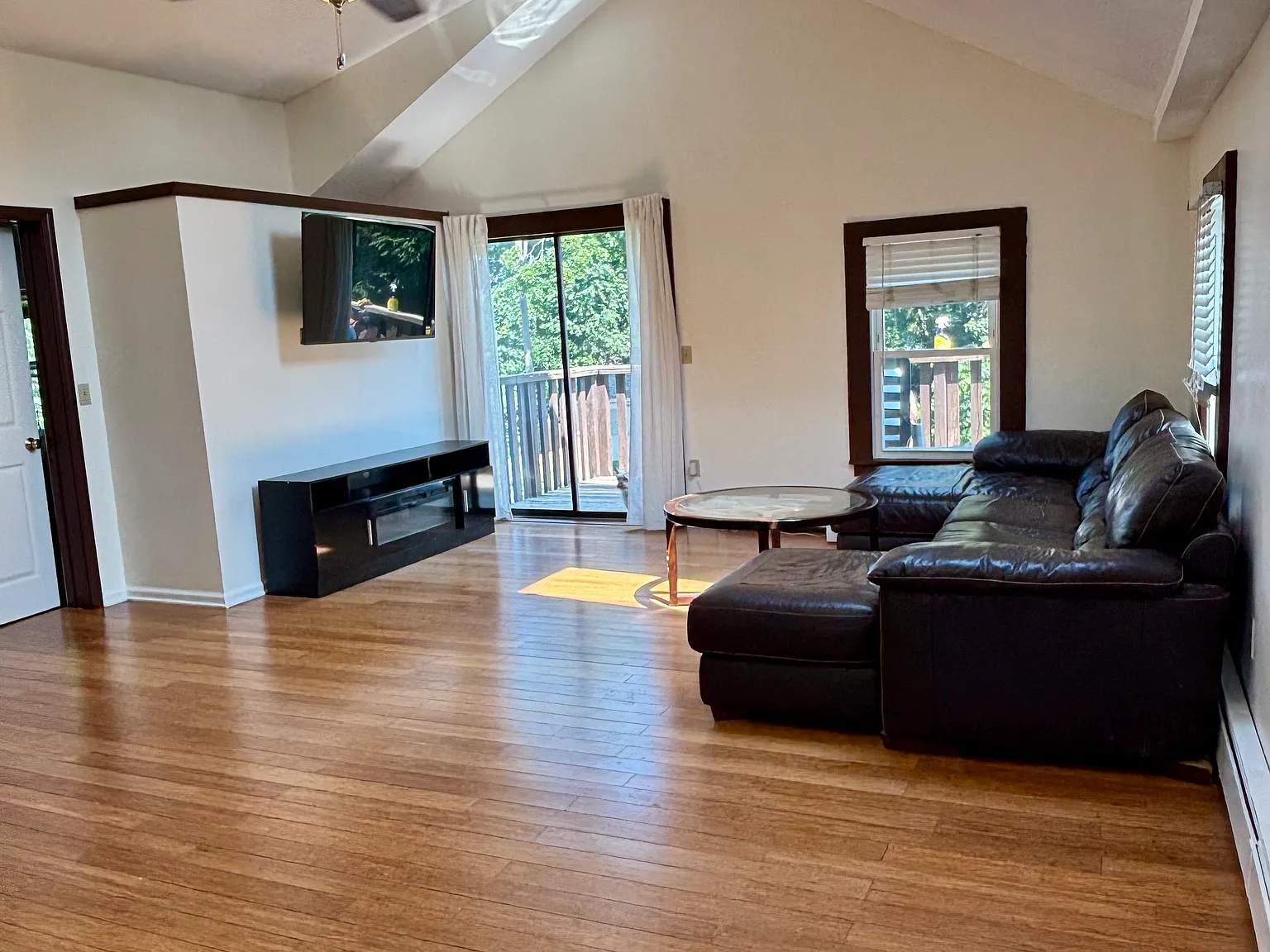 2 bed, 800 sqft, $1,900 — Photo 2