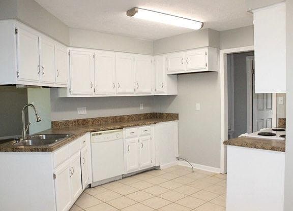 3rd image of 912 Holly Hill Dr